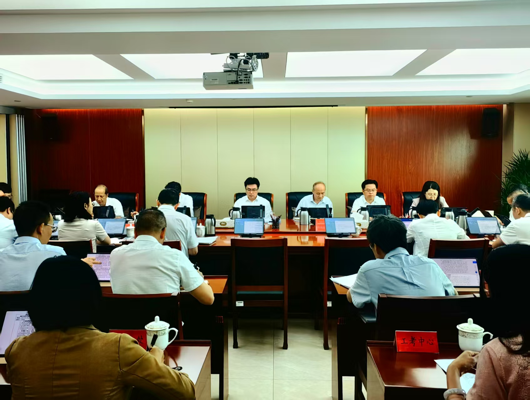 白丝色情片
举办深入贯彻中央八项规定精神学习教育读书班