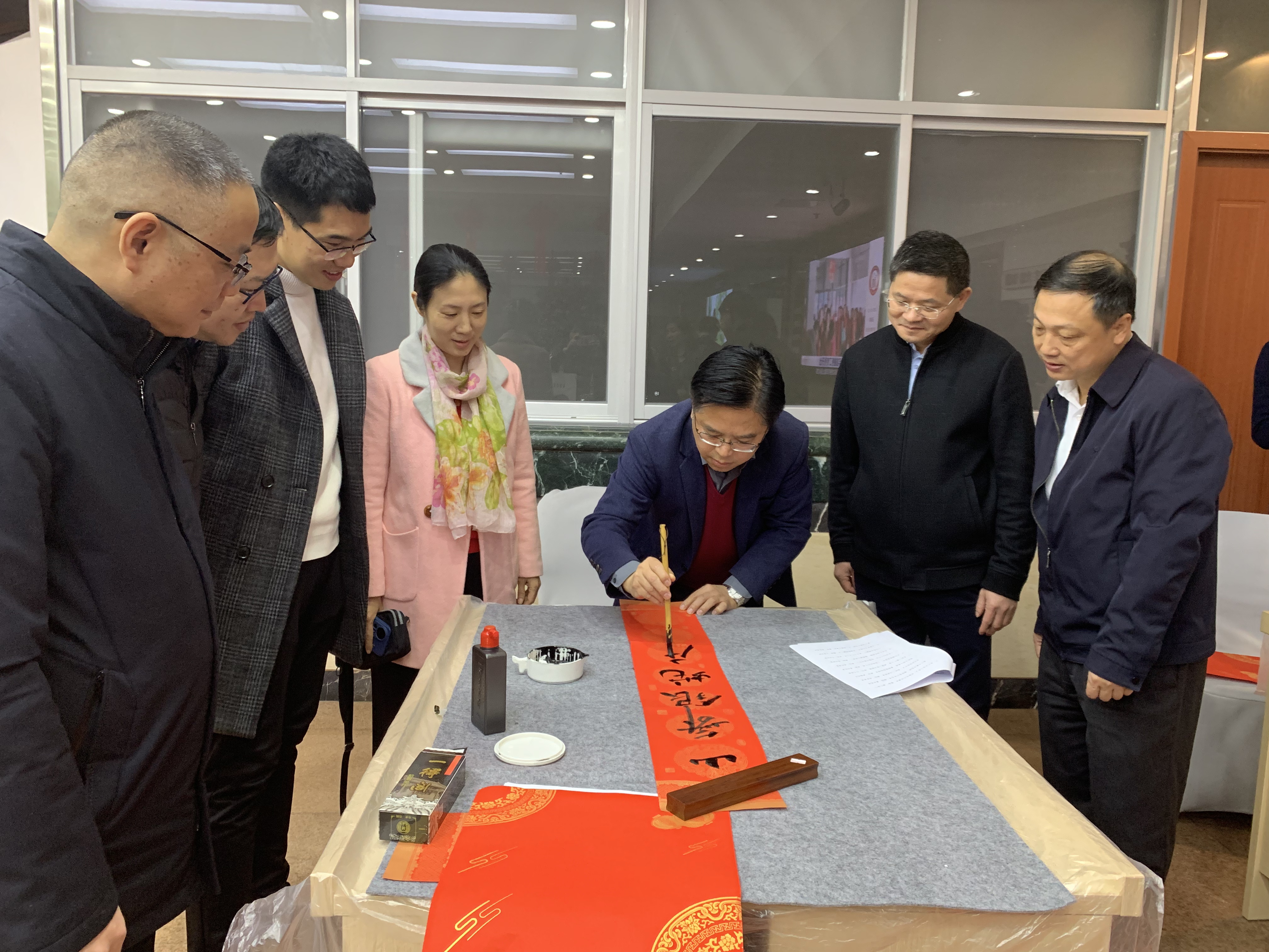 省人社厅举办“我们的节日·春节”写春联送福字活动